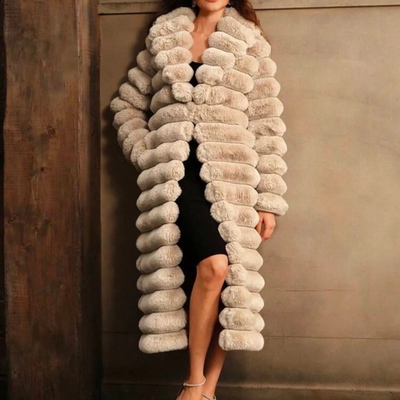 Elegant Cream Faux Fur Coat - Picture 1 of 2
